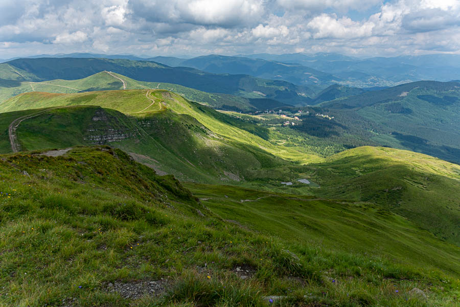Station de ski de Dragobrat depuis le Bliznica