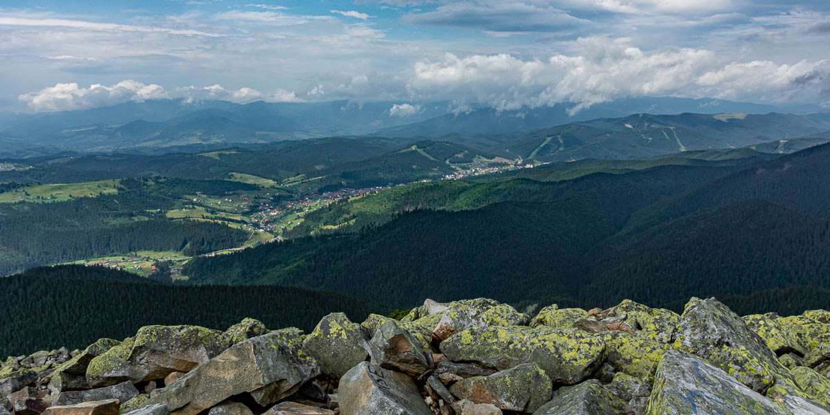 Mont Khomyak, 1542 m : vue vers Bukovel