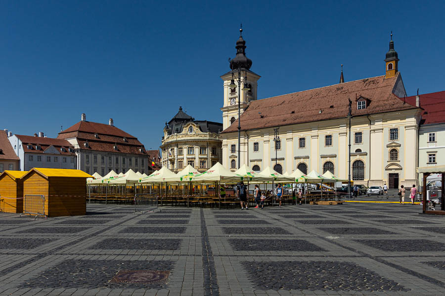 Sibiu : place du grand marché, église jésuite