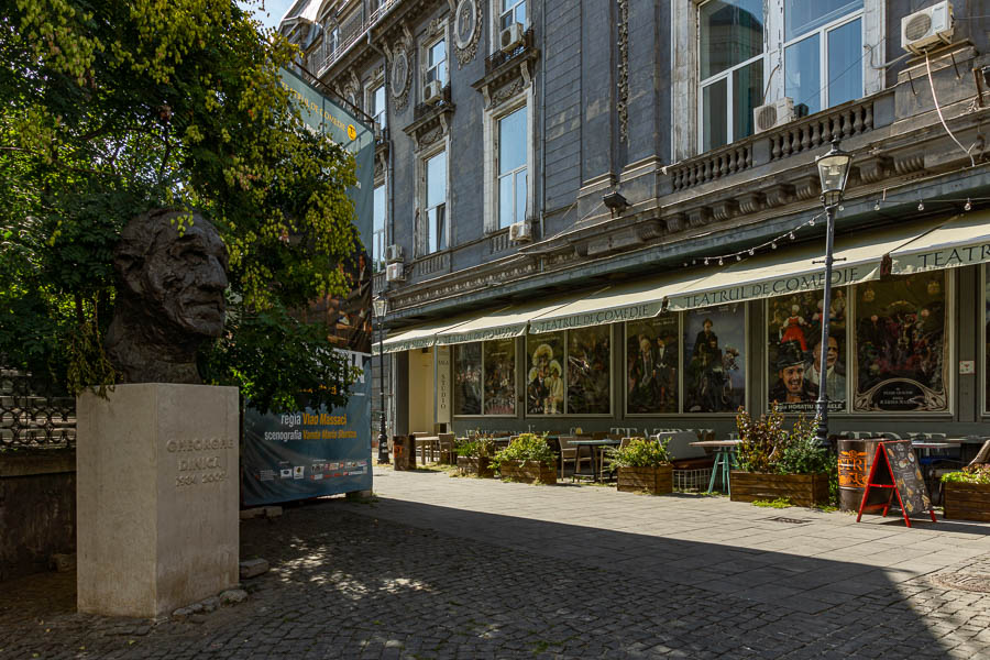 Bucarest : théâtre de comédie, statue de Gheorghe Dinică