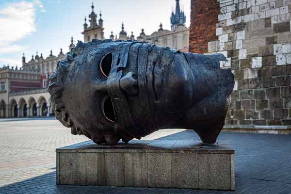 Cracovie : œuvre d'Igor Mitoraj « Eros Bendato »