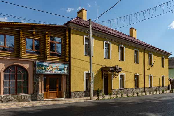 Yasinia : rue principale, bar