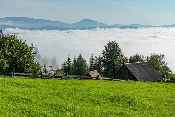 Mont Khomyak au loin
