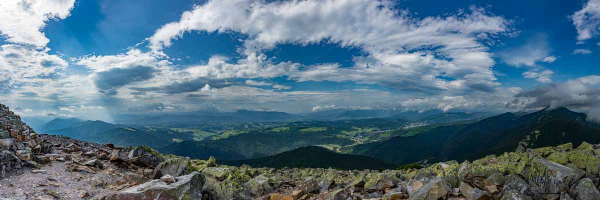 Mont Khomyak, 1542 m : vue sud vers Yasinia