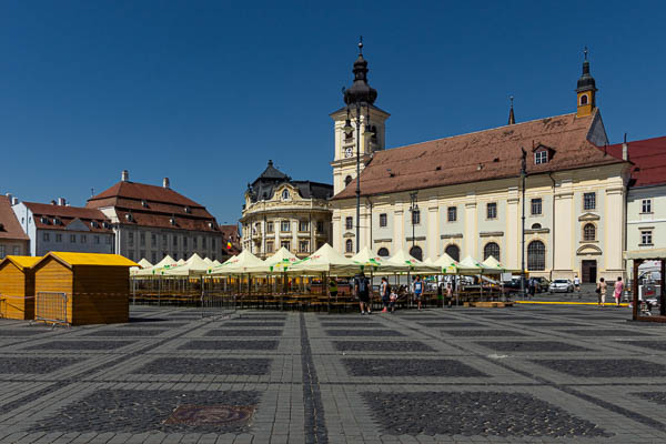 Sibiu : place du grand marché, église jésuite