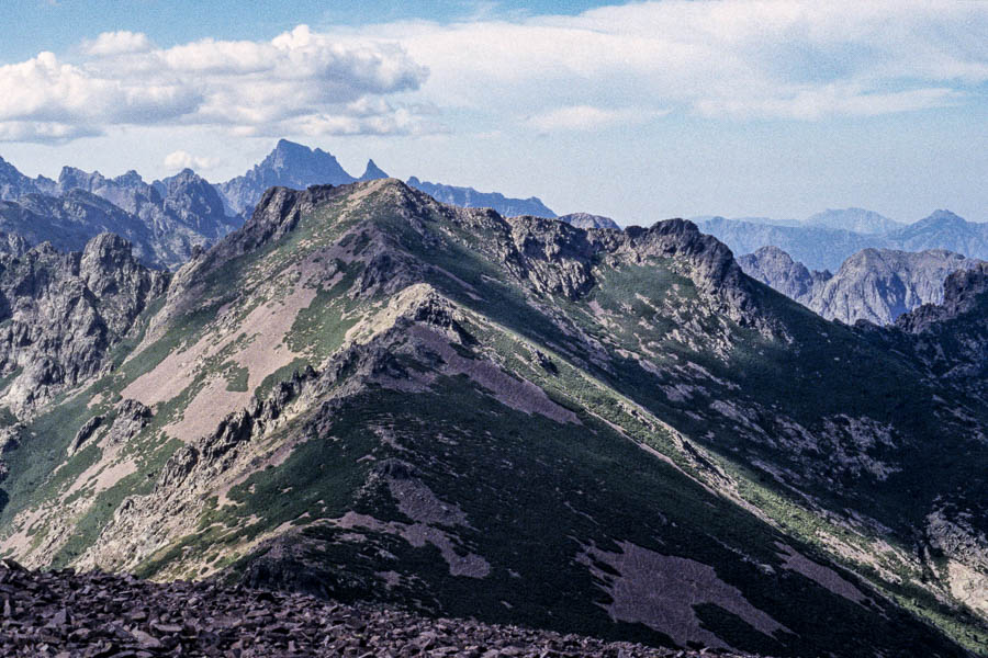 Capu Ladroncellu, au loin la Paglia Orba