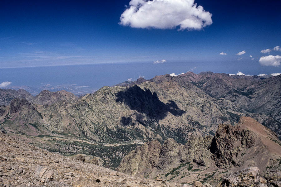 Vallée d'Asco, au loin Calvi