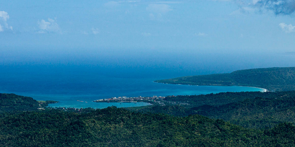 Baracoa : sommet du Yunque, vue est, baies de Baracoa et Miel