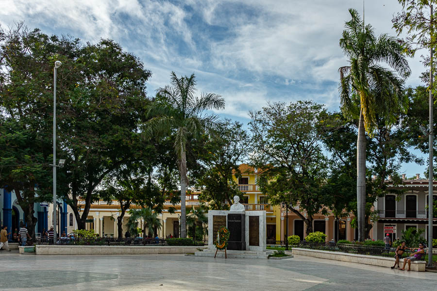 Bayamo : parque Céspedes, monument à Perucho Figueredo, compositeur de l'hymne national cubain