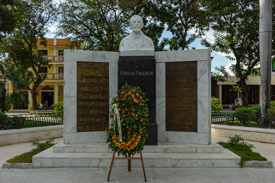 Bayamo : parque Céspedes, monument à Perucho Figueredo, compositeur de l'hymne national cubain