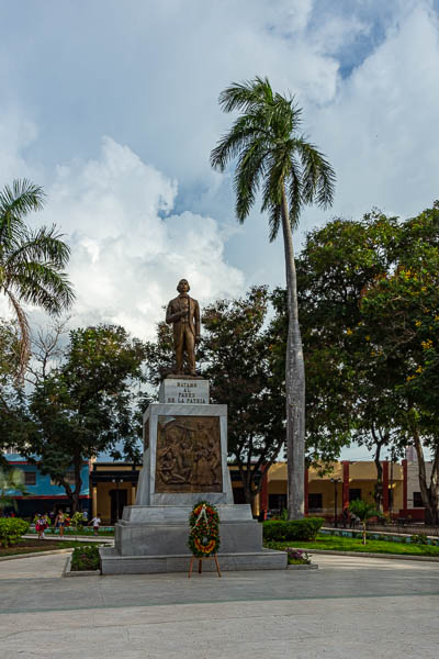 Bayamo : parque Céspedes, monument à Carlos Manuel de Céspedes, le père de la patrie