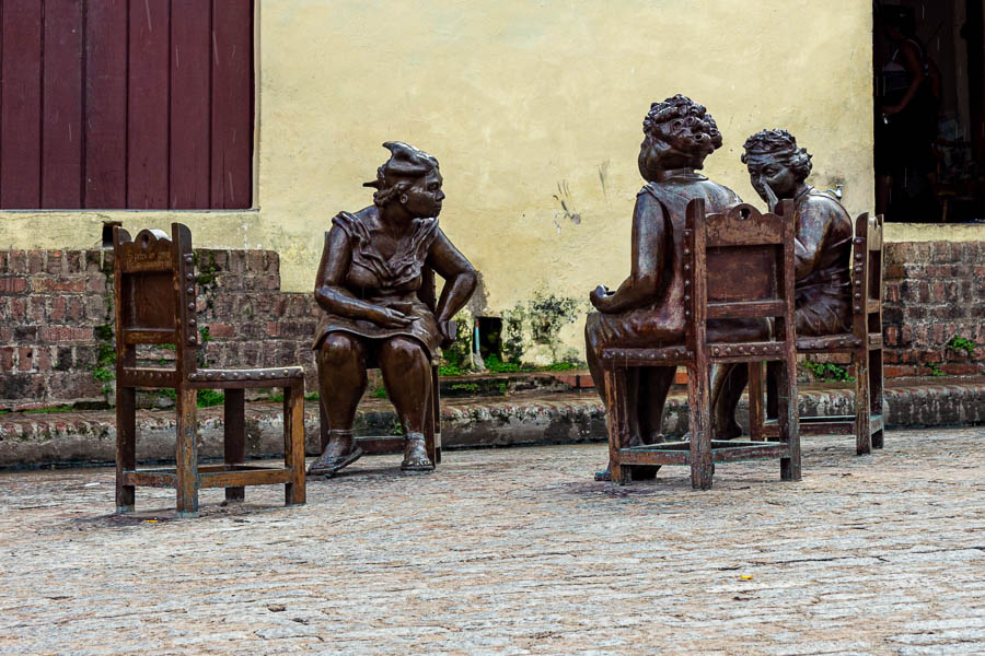 Camagüey : sculpture de Martha Jiménez Pérez, « Les 3 commères »