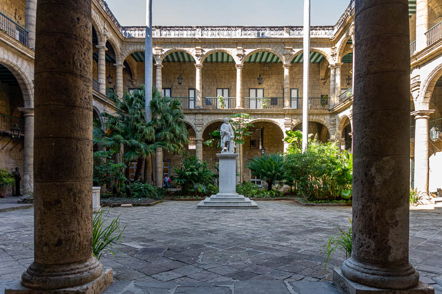 La Havane : plaza de Armas, palacio de los Capitanes Generales, Christophe Colomb