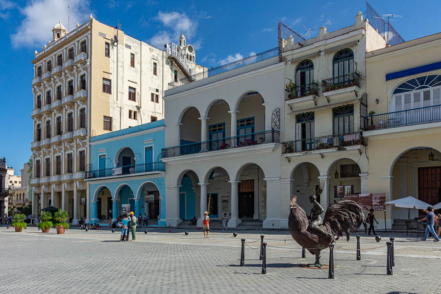 La Havane : plaza Vieja, sculpture