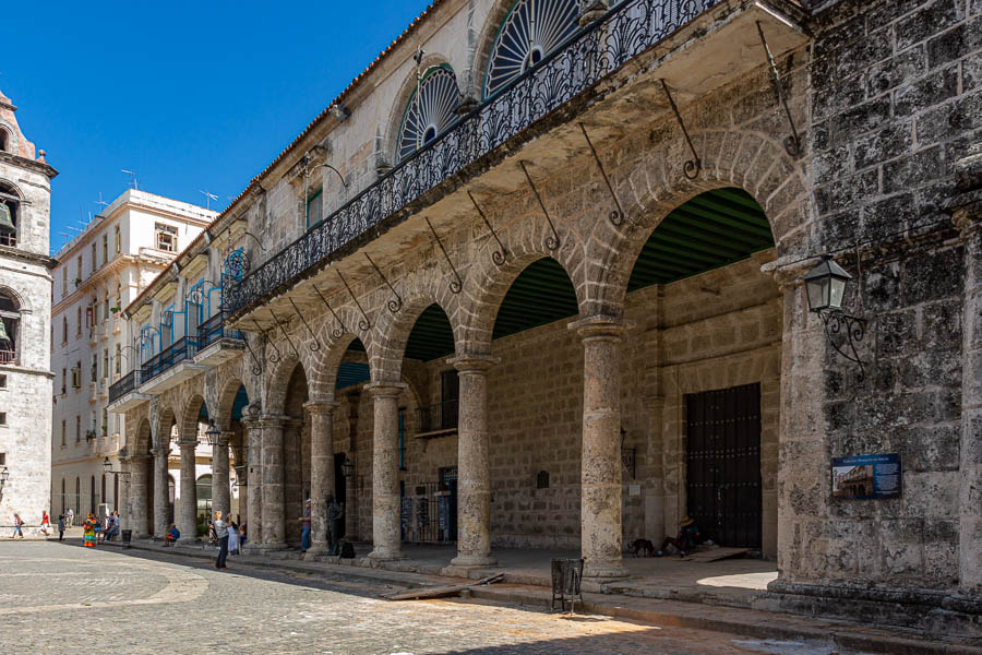La Havane : arcades de la place de la cathédrale