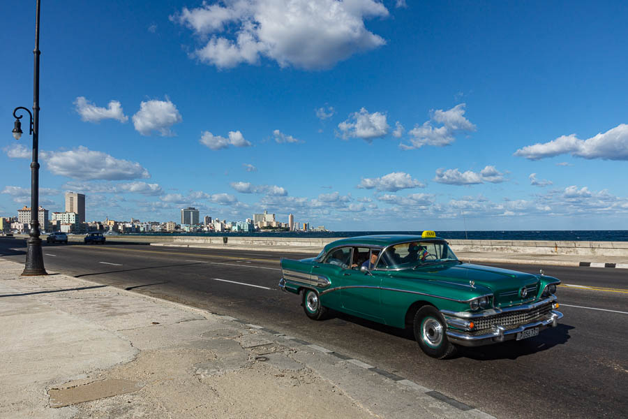 La Havane : Malecón, voiture ancienne