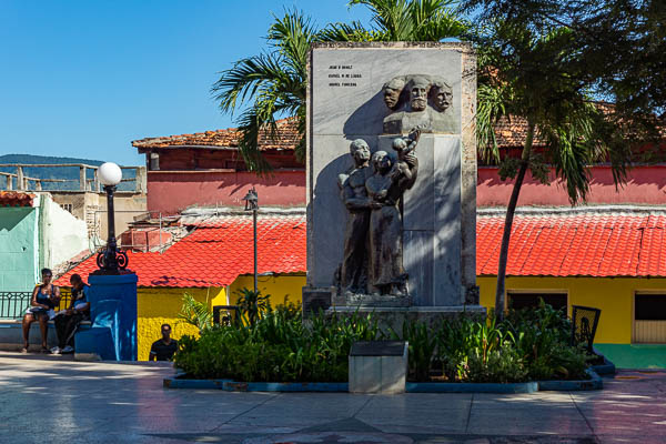 Santiago de Cuba : parque Serrano, monument à Juan Gualberto Gómez, Rafael María de Labra et Miguel Figueroa