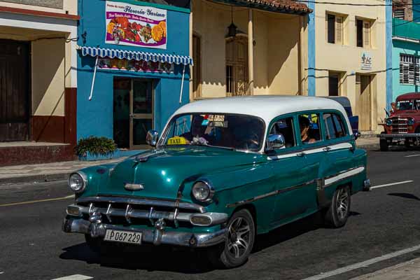 Santiago de Cuba : plaza de Marte, taxi