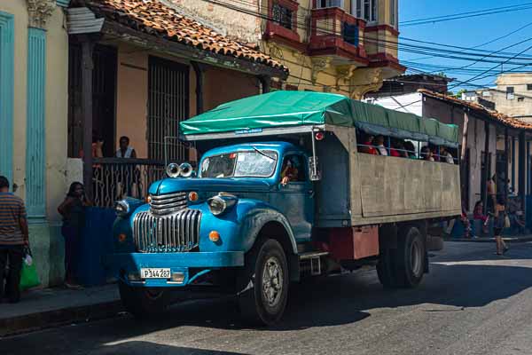 Santiago de Cuba : camion-bus
