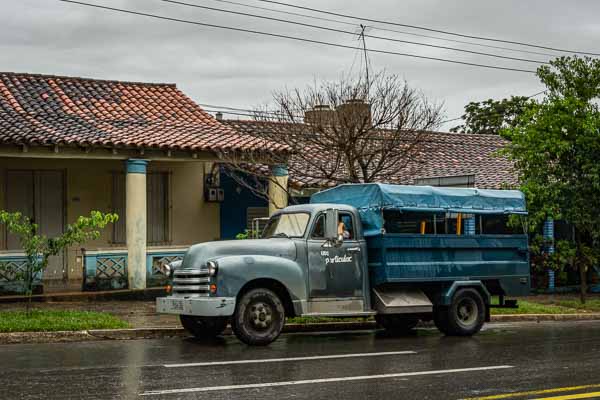 Viñales : rue Salvador Cisneros, camion