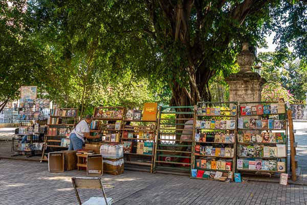 La Havane : plaza de Armas, bouquinistes