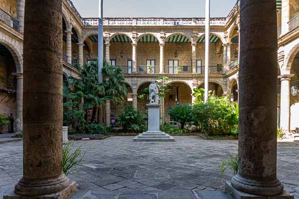 La Havane : plaza de Armas, palacio de los Capitanes Generales, Christophe Colomb