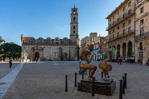 La Havane : plaza de San Francisco, sculpture « La conversation » par Etienne