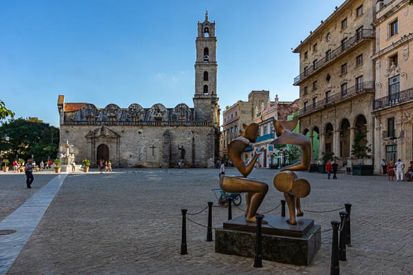 La Havane : plaza de San Francisco, sculpture « La conversation » par Étienne