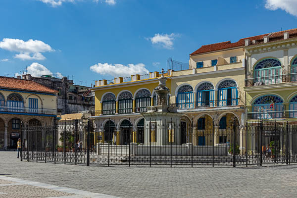 La Havane : plaza Vieja, fontaine