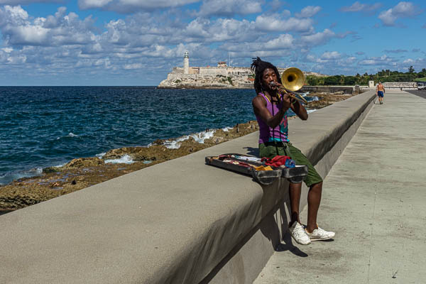 La Havane : Malecón, tromboniste