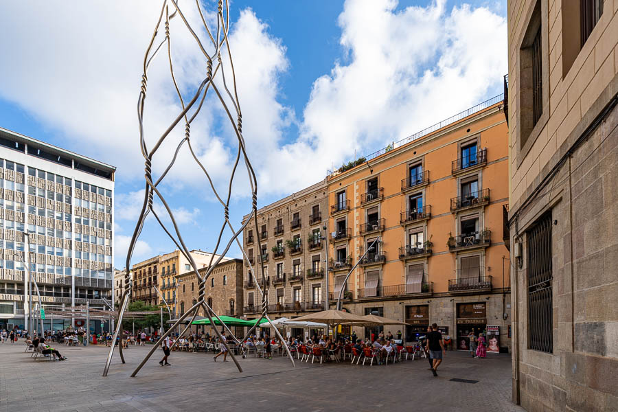 Barcelone, plaça de Sant Miquel : « Homenatge als castellers » par Antoni Llena i Font