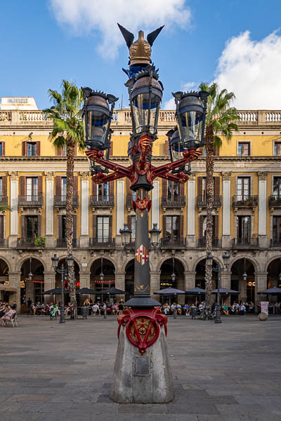 Barcelone, plaça Real : lampadaire de Gaudí