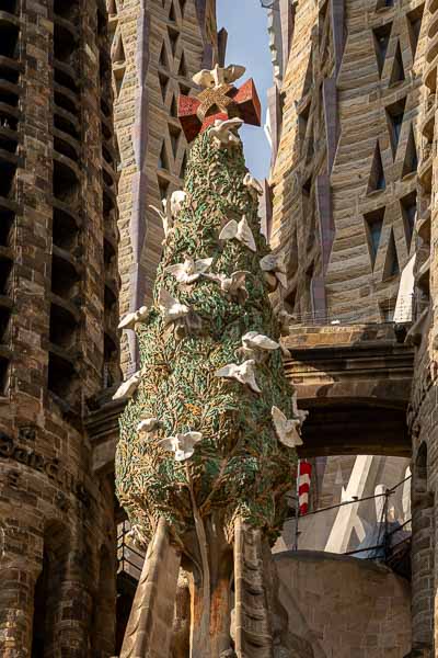 Barcelone : Sagrada Família, façade de la Nativité, arbre de vie