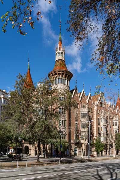Barcelone : casa de les Punxes