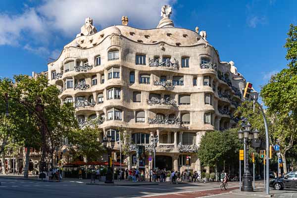 Barcelone : casa Milà (La Pedrera) par Gaudí