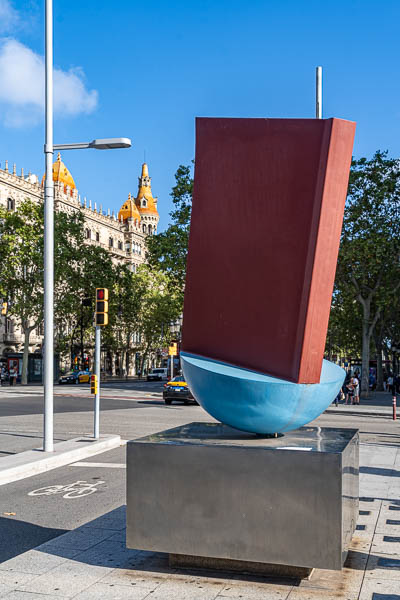 Barcelone, passeig de Gràcia : « Monument al llibre » par Joan Brossa