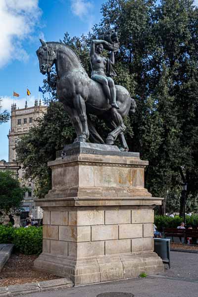 Barcelone, plaça de Catalunya : « Barcelona » par Frederic Marès i Deulovol