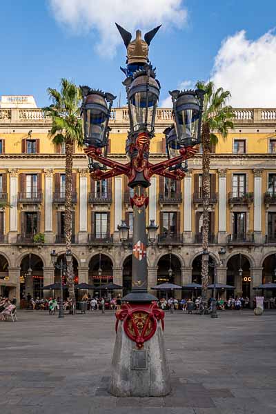 Barcelone, plaça Real : lampadaire de Gaudí