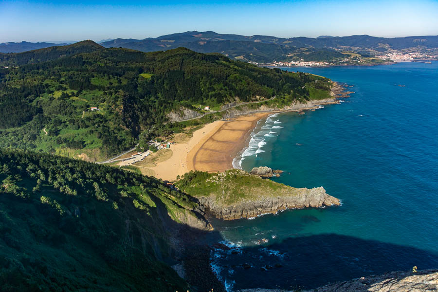 Plage, vue vers Mundaka et Bermeo