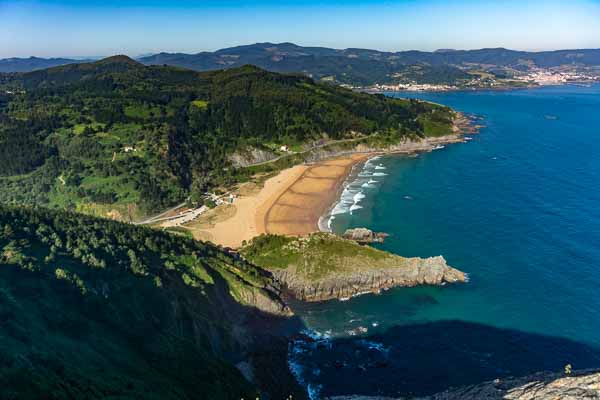 Plage, vue vers Mundaka et Bermeo