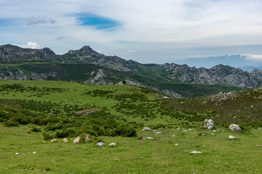 Pic Llucia et piste menant aux lacs de Covadonga