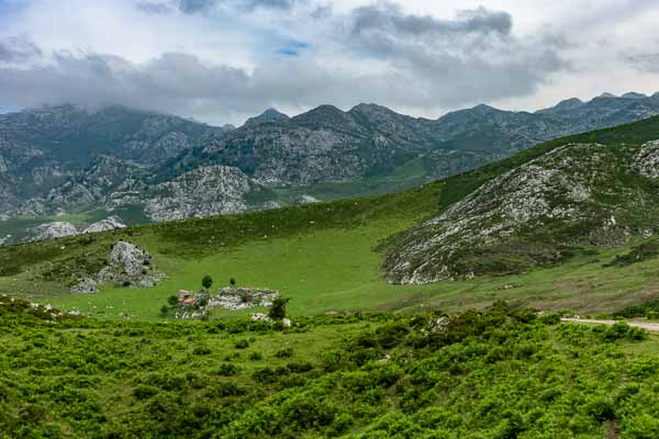 Bergeries de Belbin, vue vers l'est et le col de Xerra Buena