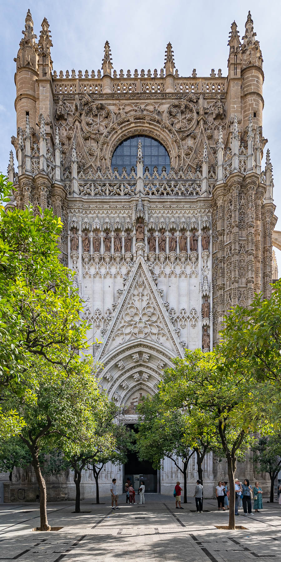 Séville, cathédrale : patio de los Naranjos, puerta de la Concepción
