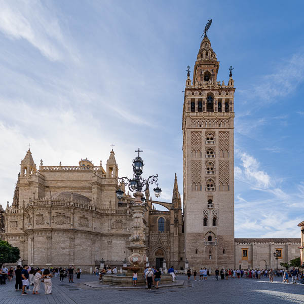 Séville, cathédrale : Giralda, fuente Farola