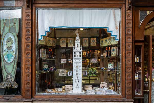 Séville, calle Sierpes : confiseur glacier, Giralda pour gourmands