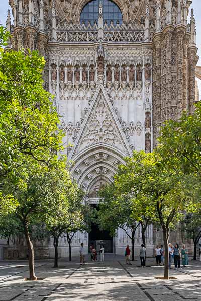 Séville, cathédrale : patio de los Naranjos, puerta de la Concepción