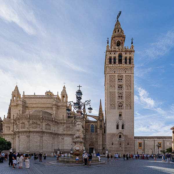 Séville, cathédrale : Giralda, fuente Farola