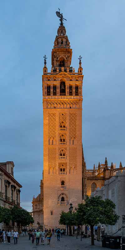 Séville, cathédrale : Giralda au crépuscule