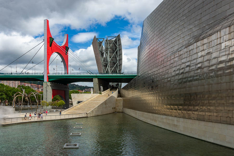 Bilbao : musée Guggenheim, « Arc rouge » par Daniel Buren