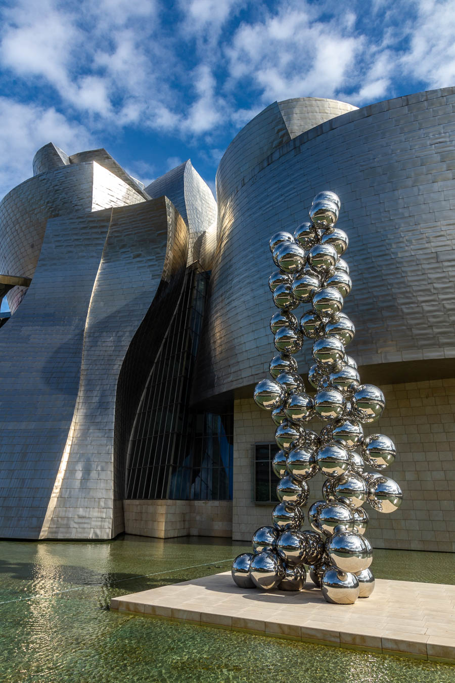 Bilbao : musée Guggenheim, « Tall tree and the eye » par Anish Kapoor